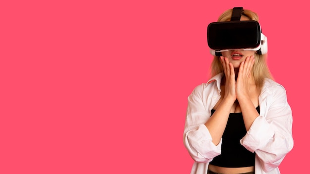 Бесплатное фото Красивая девушка в очках vr на розовом фоне в виртуальной реальности