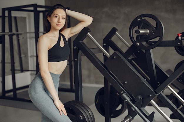 Una bella ragazza è impegnata in una palestra