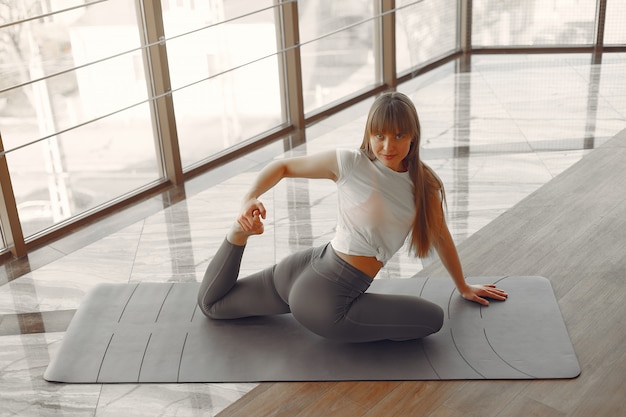 Una bella ragazza è impegnata in una palestra