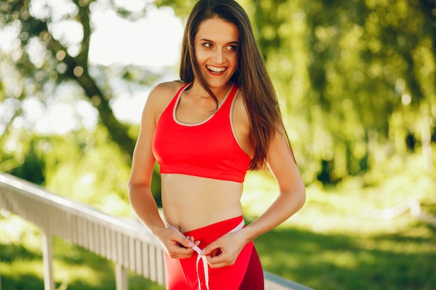 Una bella ragazza è impegnata in ginnastica mattutina nel parco.