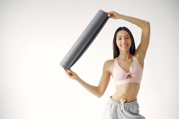 Una bella ragazza è impegnata in uno studio di yoga