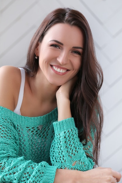 Free photo beautiful girl lying on the floor