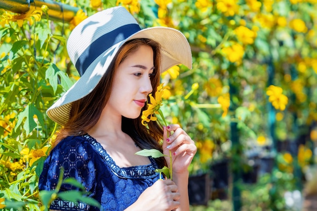 Free photo beautiful girl and mexican sunflower.