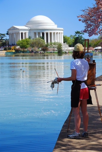 Free photo beautiful girl painting jefferson memorial