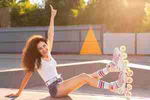 Free photo beautiful girl posing in rollerblades outdoors