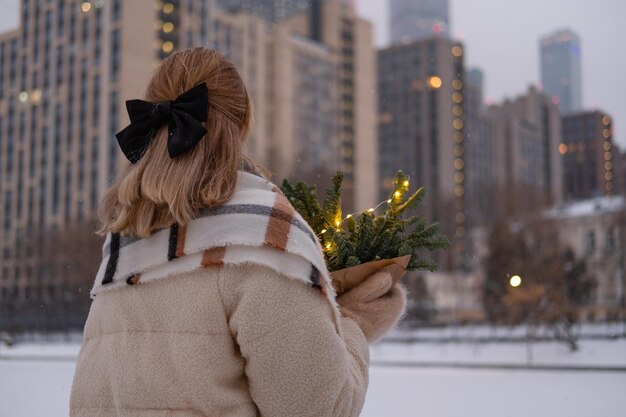 冬のモスクワで路上でポーズをとる美しい少女