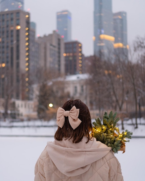 冬のモスクワで路上でポーズをとる美しい少女