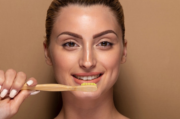 Free photo beautiful girl ready to brush her teeth