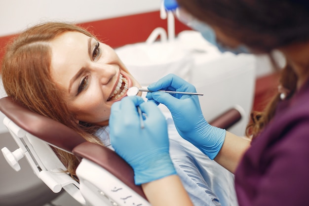 Foto gratuita bella ragazza che si siede nell'ufficio del dentista