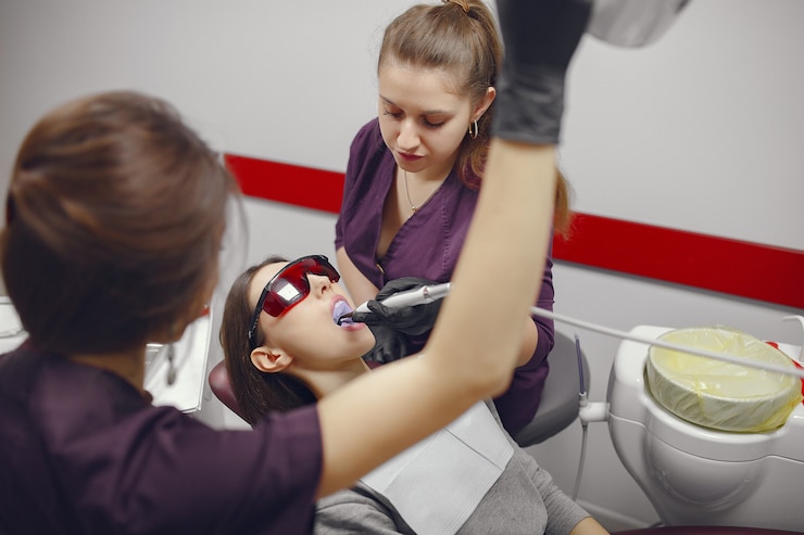 Free Photo beautiful girl sitting in the dentist's office