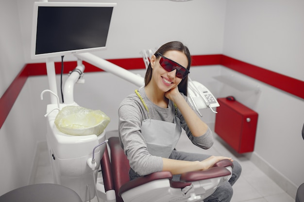 Free photo beautiful girl sitting in the dentist's office