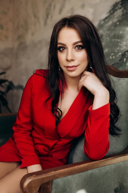 Free photo the beautiful girl sitting on the sofa