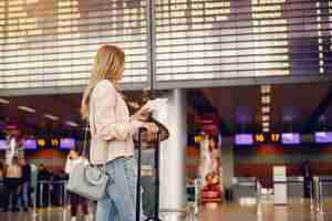 Free photo beautiful girl standing in airport