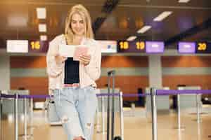 Foto gratuita bella ragazza in piedi in aeroporto