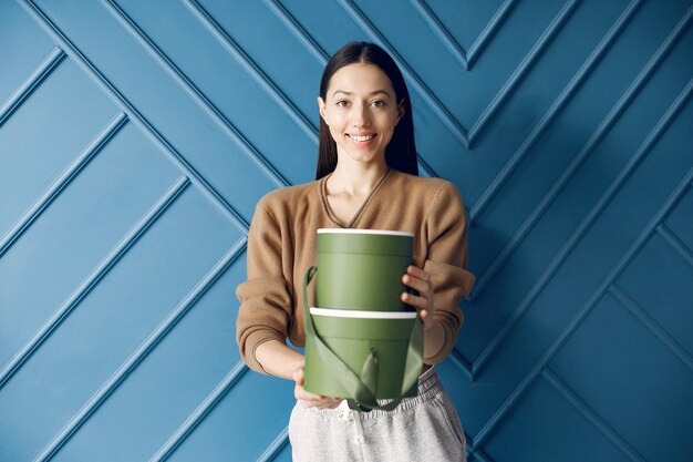 Free photo beautiful girl standing in a studio with presents