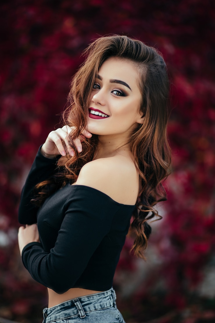 Free Photo the beautiful girl stands near walll with leaves