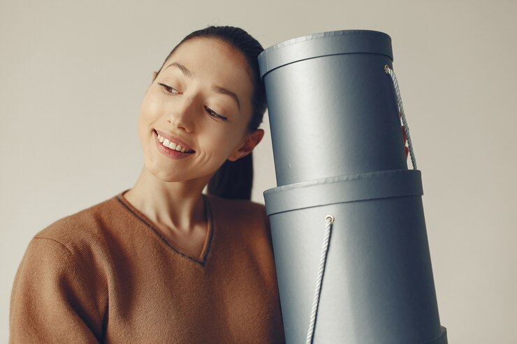 免費 Photo 一個有禮物的工作室裡的漂亮女孩