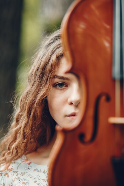 바이올린 여름 공원에서 아름 다운 소녀