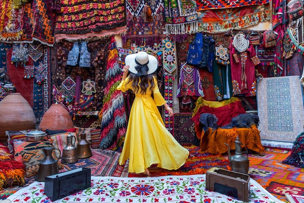 Красивая девушка в магазине традиционных ковров в городе Гереме, Каппадокия в Турции.