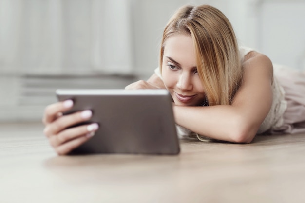 Bella ragazza facendo uso della compressa