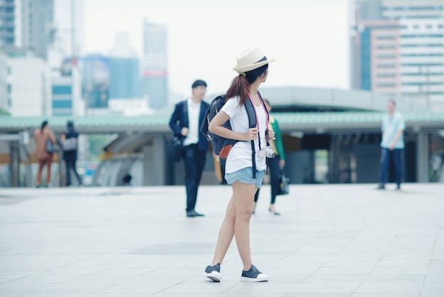 도시 거리에 걷는 아름 다운 소녀. 태국 여행