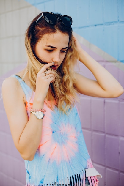 Foto gratuita bella ragazza che cammina sul lungomare