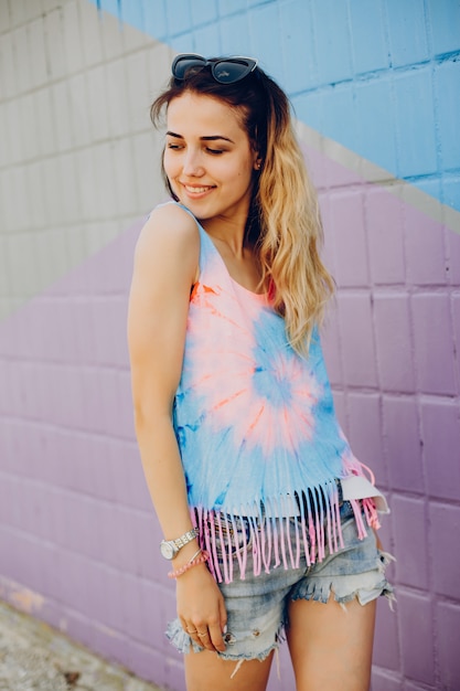 Free photo beautiful girl walking on the waterfront