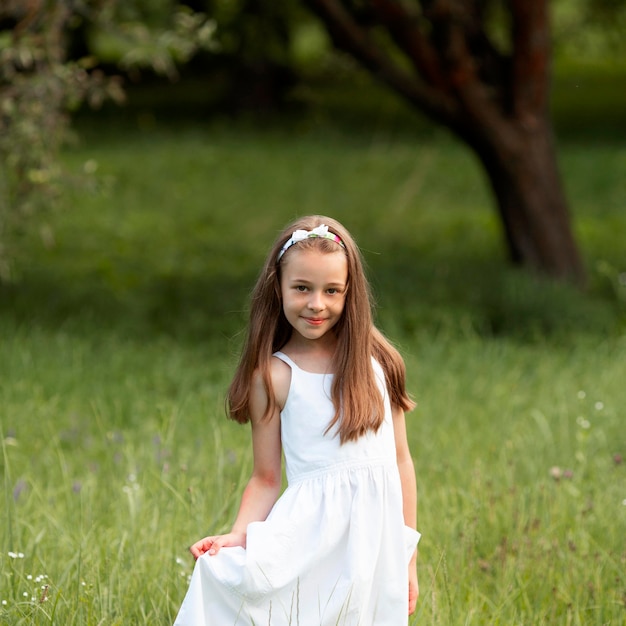 Bella ragazza che indossa un abito bianco