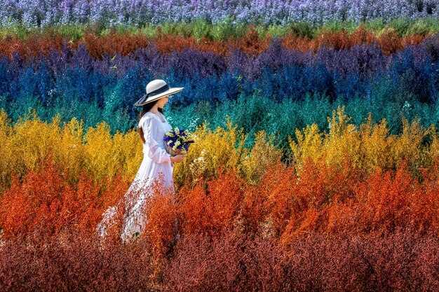 カッター虹の花畑、チェンマイに座っている白いドレスの美しい少女