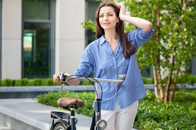 道路上の自転車で美しい少女