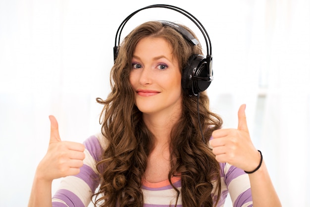 Free photo beautiful girl with headphones