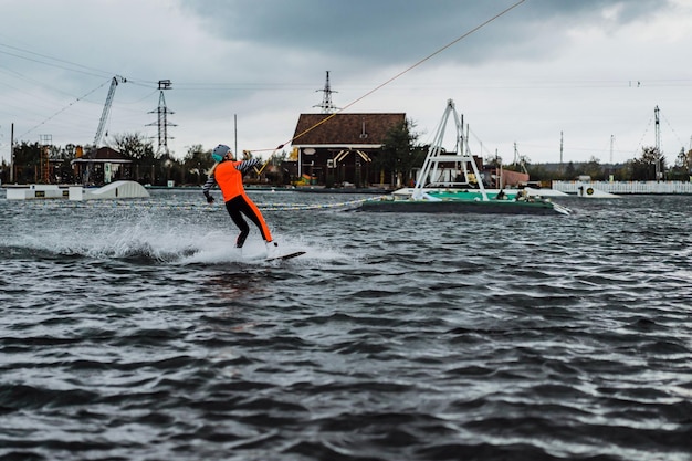 Bella ragazza con i capelli lunghi con un wakeboard