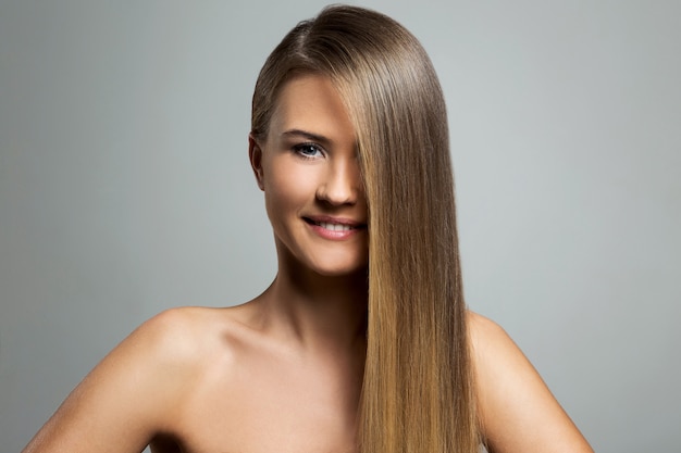 Bella ragazza con i capelli lunghi