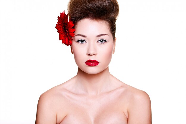 Foto gratuita bella ragazza con le labbra rosse fiorisce sui suoi capelli