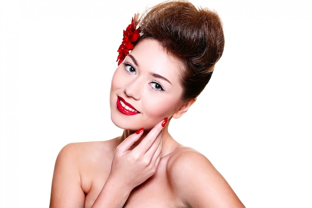 Free photo beautiful girl with red lips flower on her hair