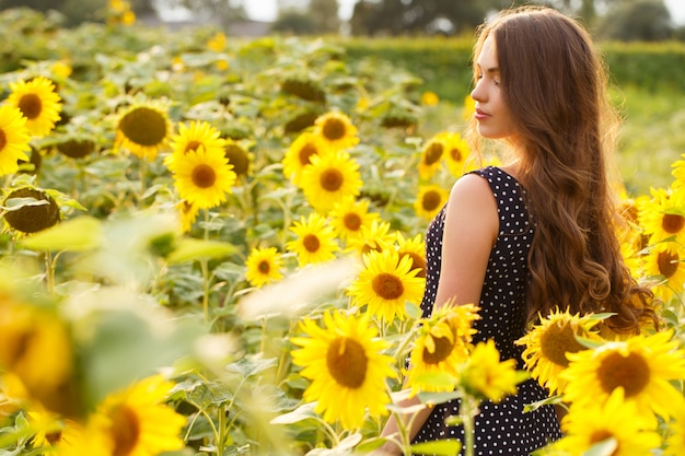 Foto gratuita bella ragazza con girasoli