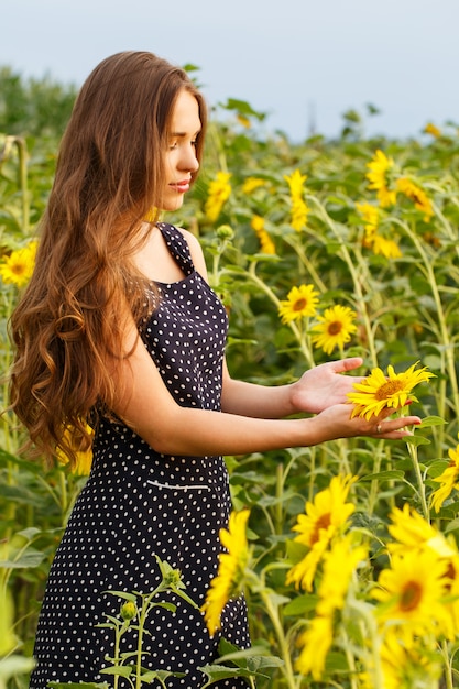 Free photo beautiful girl with sunflowers