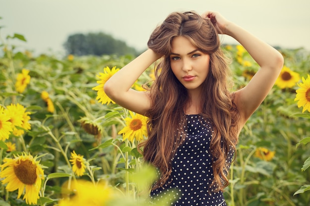 Free photo beautiful girl with sunflowers