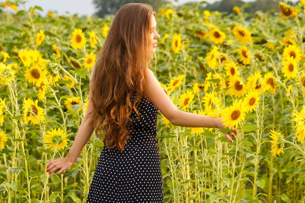 Foto gratuita bella ragazza con girasoli