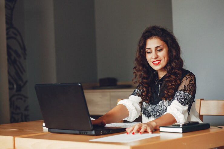 Free Photo beautiful girl works in the office