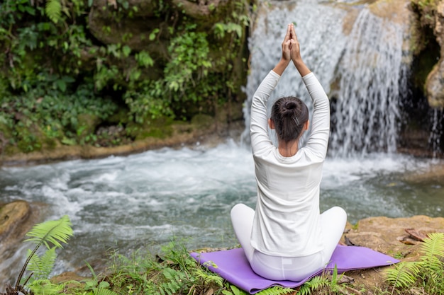 Foto gratuita belle ragazze stanno giocando yoga al parco