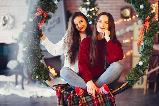 Le belle ragazze si divertono in uno studio