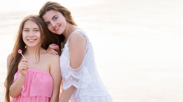 Foto gratuita belle ragazze divertirsi in spiaggia