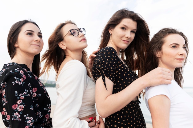 Foto gratuita belle ragazze divertirsi in spiaggia