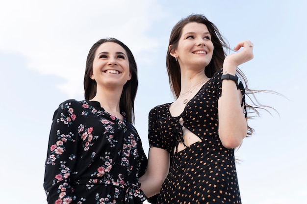 Belle ragazze divertirsi in spiaggia