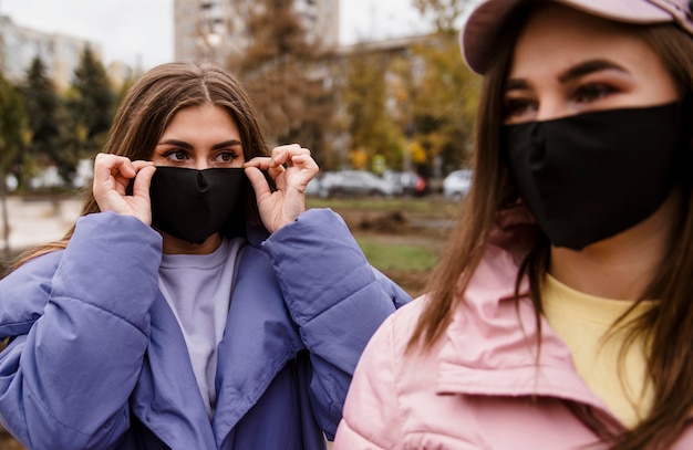 Belle ragazze che trascorrono del tempo insieme