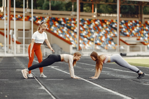 Belle ragazze allo stadio. ragazze sportive in abbigliamento sportivo.