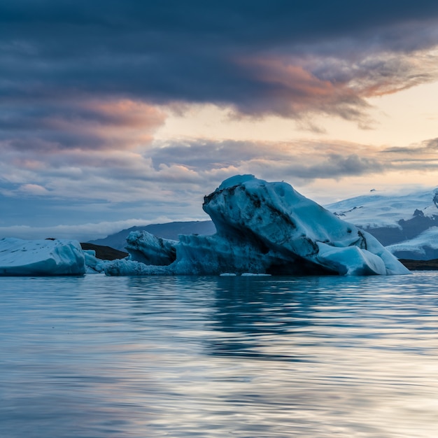 Красивая ледниковая лагуна в Исландии с пасмурным небом