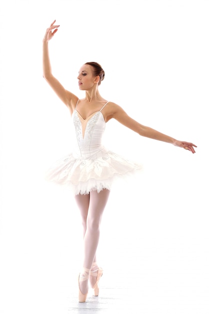 Красивая и шикарная балерина в балетной позе