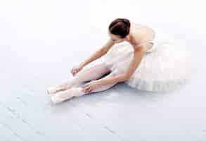 Foto gratuita bellissima e splendida ballerina seduta sul pavimento